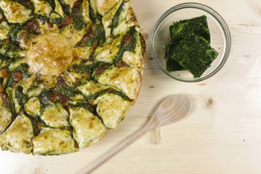 Puf böreği Ricotta ve ıspanak krem - üstten görünüm