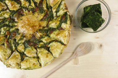 Puf böreği Ricotta ve ıspanak krem - üstten görünüm