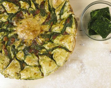 Puf böreği Ricotta ve ıspanak krem - üstten görünüm