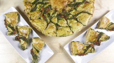 Puf böreği Ricotta ve ıspanak krem - üstten görünüm