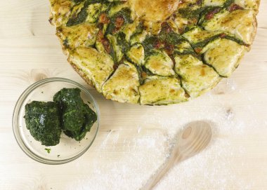 Puf böreği Ricotta ve ıspanak krem - üstten görünüm