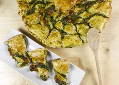 Puf böreği Ricotta ve ıspanak krem - üstten görünüm