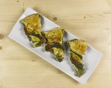 Puf böreği Ricotta ve ıspanak krem - üstten görünüm