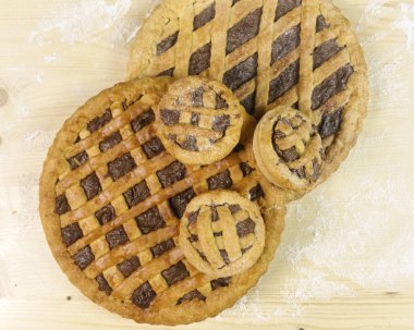 Ahşap arka plan - üstten görünüm üzerinde çikolata kremalı tart