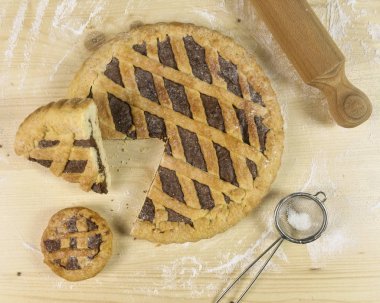 Ahşap arka plan - üstten görünüm üzerinde çikolata kremalı tart