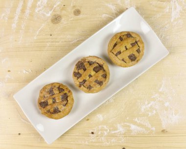 Ahşap arka plan - üstten görünüm üzerinde çikolata kremalı tart