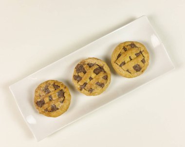 Beyaz arka planda - üstten görünüm çikolata kremalı tart