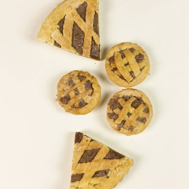 Beyaz arka planda - üstten görünüm çikolata kremalı tart