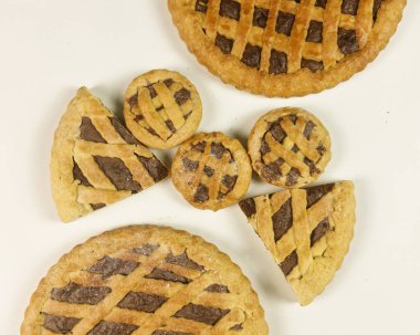 Beyaz arka planda - üstten görünüm çikolata kremalı tart