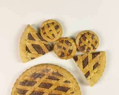 Beyaz arka planda - üstten görünüm çikolata kremalı tart