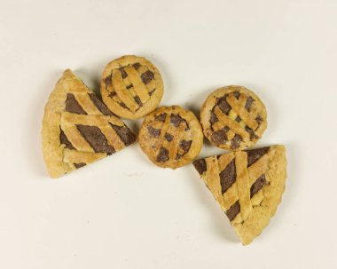 Beyaz arka planda - üstten görünüm çikolata kremalı tart