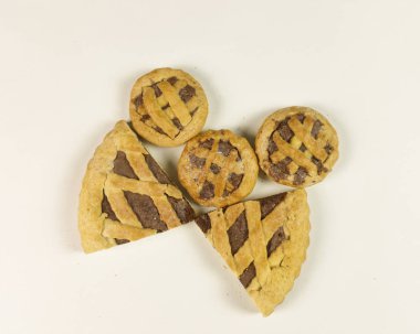 Beyaz arka planda - üstten görünüm çikolata kremalı tart