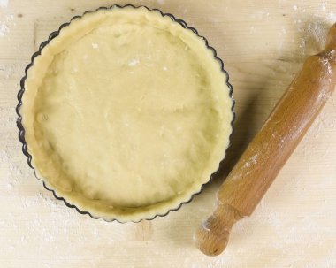 Shortcrust pasta üzerinde ahşap arka plan - üstten görünüm