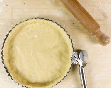 Shortcrust pasta üzerinde ahşap arka plan - üstten görünüm