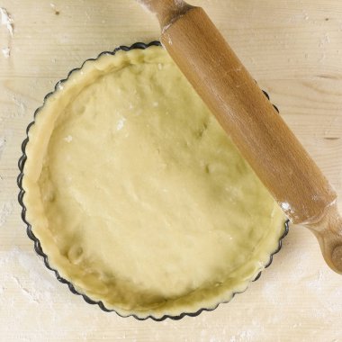 Shortcrust pasta üzerinde ahşap arka plan - üstten görünüm