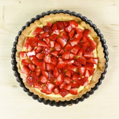 Çilekli pasta üzerinde ahşap arka plan - üstten görünüm