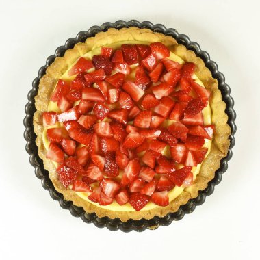 Çilekli pasta beyaz arka planda - üstten görünüm