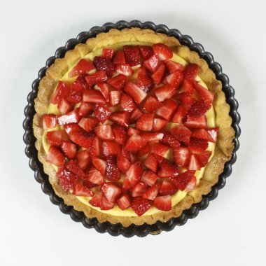 Çilekli pasta beyaz arka planda - üstten görünüm