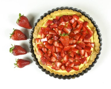 Çilekli pasta beyaz arka planda - üstten görünüm