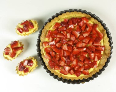 Çilekli pasta beyaz arka planda - üstten görünüm