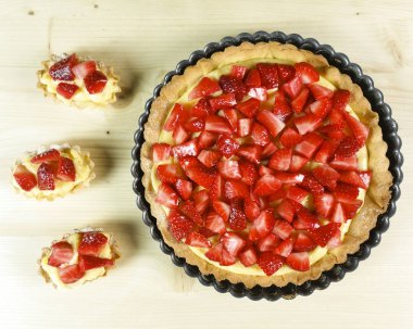 Çilekli pasta üzerinde ahşap arka plan - üstten görünüm