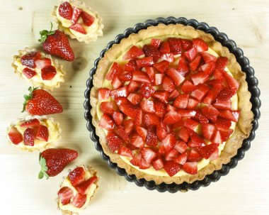 Çilekli pasta üzerinde ahşap arka plan - üstten görünüm