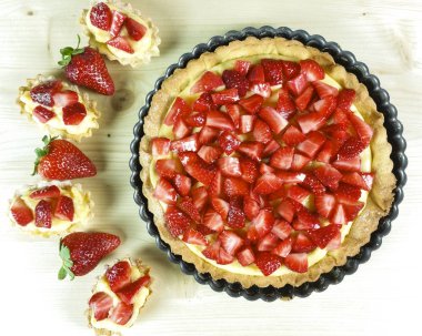 Çilekli pasta üzerinde ahşap arka plan - üstten görünüm