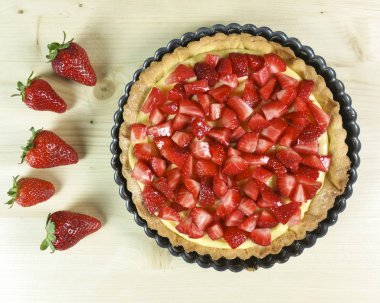 Çilekli pasta üzerinde ahşap arka plan - üstten görünüm