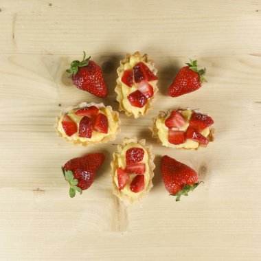 Çilekli pasta üzerinde ahşap arka plan - üstten görünüm