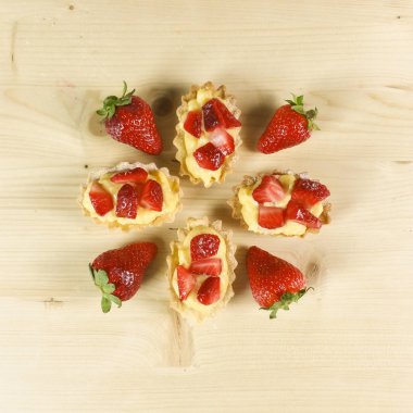 Çilekli pasta üzerinde ahşap arka plan - üstten görünüm