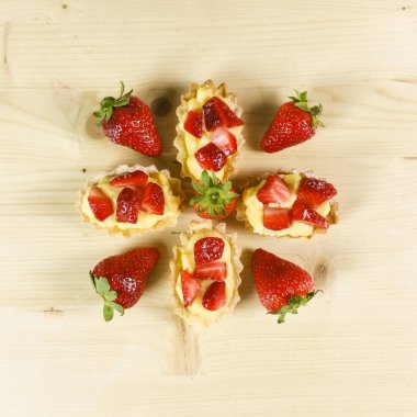 Çilekli pasta üzerinde ahşap arka plan - üstten görünüm