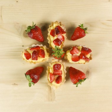 Çilekli pasta üzerinde ahşap arka plan - üstten görünüm