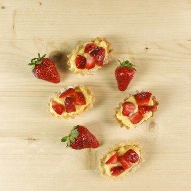 Çilekli pasta üzerinde ahşap arka plan - üstten görünüm