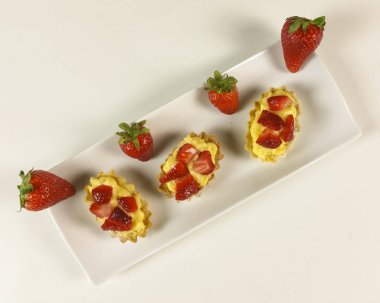 Çilekli pasta beyaz arka planda - üstten görünüm