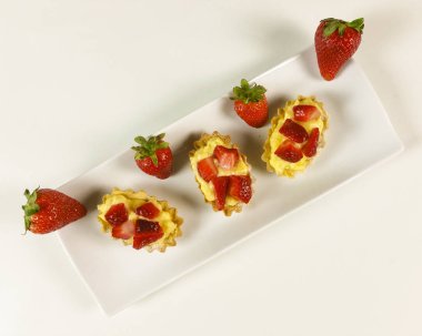 Çilekli pasta beyaz arka planda - üstten görünüm