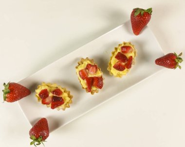 Çilekli pasta beyaz arka planda - üstten görünüm