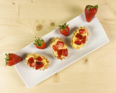 Çilekli pasta üzerinde ahşap arka plan - üstten görünüm