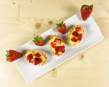 Çilekli pasta üzerinde ahşap arka plan - üstten görünüm