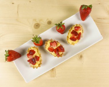 Çilekli pasta üzerinde ahşap arka plan - üstten görünüm