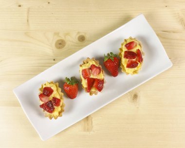 Çilekli pasta üzerinde ahşap arka plan - üstten görünüm