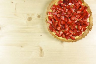 Çilekli pasta üzerinde ahşap arka plan - üstten görünüm