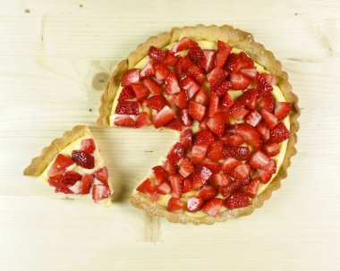 Çilekli pasta üzerinde ahşap arka plan - üstten görünüm