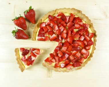 Çilekli pasta üzerinde ahşap arka plan - üstten görünüm