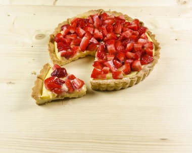 ahşap zemin üzerinde Çilekli pasta