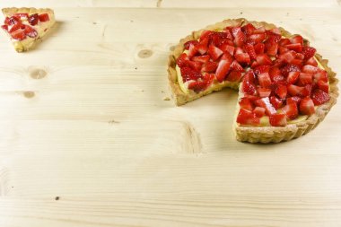 ahşap zemin üzerinde Çilekli pasta