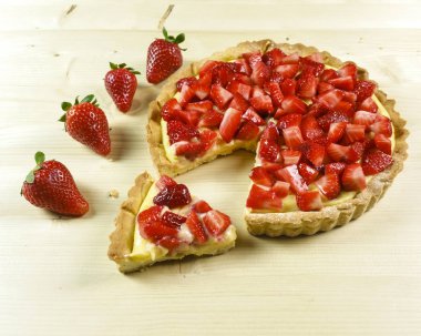 ahşap zemin üzerinde Çilekli pasta