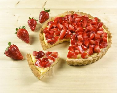 ahşap zemin üzerinde Çilekli pasta