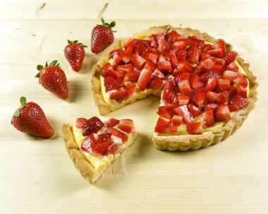 ahşap zemin üzerinde Çilekli pasta