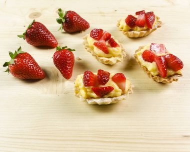 ahşap zemin üzerinde Çilekli pasta