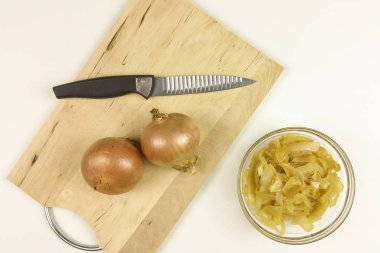 Ahşap arka plan - üstten görünüm üzerinde şeffaf bir kasede karamelize soğan